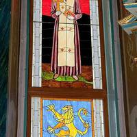 На Тернопільщині храм прикрашають унікальні вітражі душпастирів-мучеників