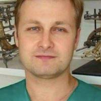 Фронтовий лікар . Надав допомогу 52-м бійцям жоден з яких не помер. Слава такій Людині!