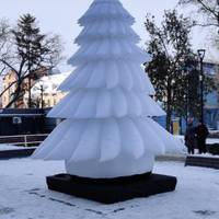 Стрибають і перекидають: тернополяни пошкодили надувну ялинку