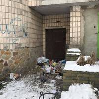 У Тернополі людям важко донести сміття до контейнерів, тож вони залишають його під під'їздом