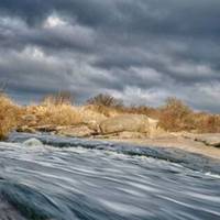 Унікальний феномен: під Дніпром тече єдиний степовий водоспад в Україні. ФОТО