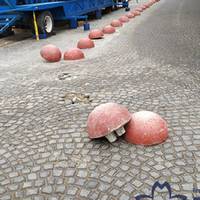 У центрі Тернополя повиривали обмежувачі руху. ФОТО