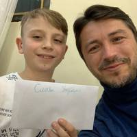 Діти прийшли до гримерки Сергія Притули, щоб… передати конверт з грішми