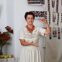 Тернополянка сама вирощує рослини для своїх ляльок із соломи