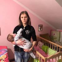 Чотирнадцятирічна мама з Тернополя знайшла прихисток в домі волонтерки