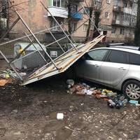 Що наробиві сильний вітер у Тернополі: порвав банер ТНТУ, повалив білборд, пошкодив автомобіль (Фото, Відео)