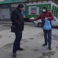 У Чоркові волонтери ходять містом і безкоштовно роздають маски. ФОТО