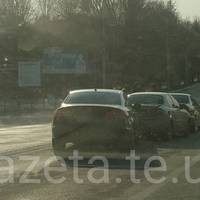 Біля тернопільського ставу зіткнулись три автівки