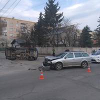 ДТП у Тернополі – посеред дороги лежало перекинуте авто