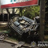 Аж колеса повідлітали: у Тернополі джип перекинувся і влетів у білборд. ФОТО