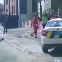 У Тернополі чоловік вискочив зі швидкої, кидався на авто, його ловили медики й патрульні