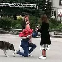 На Тернопільщині в центрі міста відбулося романтичне освідчення (фото)