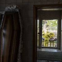 Світ облетіло фото патологоанатома з Тернополя, який розтинає трупи у дворі