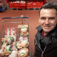 “Хто тут є з України?”: українець вразив вчинками земляків у Польщі у час кризи (ФОТО)