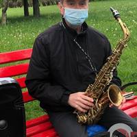 У Тернопільському парку виступає вуличний саксофоніст