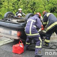 На Тернопільщині рятувальників залучали, щоб витягнути пасажирів з розбитого автомобіля