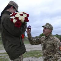 Освідчився перед від`їздом в ООС: як закоханих поєднала Тернопільська військова частина
