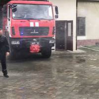 На Тернопільщині оригінально провели рятувальника на пенсію, обливши його водою (фото)