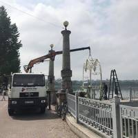 З парку Шевченка у Тернополі демонтують скандальну металеву конструкцію (фото, відео)