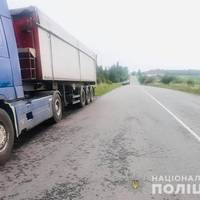 Трагедія на дорозі: колесо вантажівки відірвалося і вбило пішохода (ФОТО)