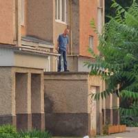 Тернопіль: Неадекватний чоловік з ножем виліз на дах під’їзду (ФОТО)