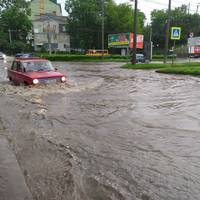 У Тернополі після дощу затопило одну із вулиць. Відео, фото