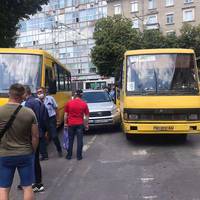 Автомобіль затиснуло між маршрутками. У центрі Тернополя сталася аварія (фото)