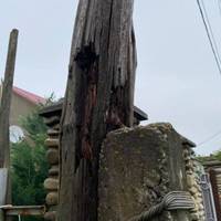 У Почаєві мешканці скаржаться на аварійний стовп 