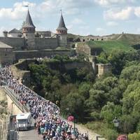 Коронавірус не злякав: до Почаєва іде багатотисячна хресна хода паломників