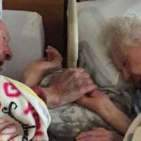 Ця фотографія зворушила серця мільйонів людей.. Пара заснула назавжди,тримаючись за руки, проживши в шлюбі 77 років