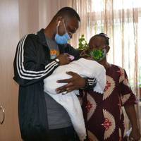 «Зі сльозами на очах». Дитину померлої від коронавірусу породіллі з Нігерії забрали з лікарні Тернополя