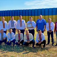 Тернополяни та їхній прапор із соломи потрапили до Книги рекордів України