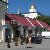 У Почаєві біля міськради чоловік роздягнувся догола (ФОТО)