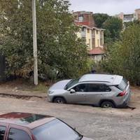 У Тернополі дві автівки провалились під асфальт (Відео)