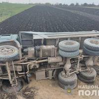 ДТП на Тернопільщині: перекинувся КамАЗ, водія затиснуло в кабіні
