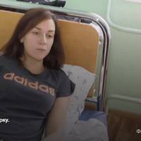 “Увірвався в кабінет, зняв маску, почав плюватися…”: пацієнт жорстоко побив вагітну сімейну лікарку під час прийому