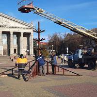 Свято буде: у центрі Тернополя встановлюють каркас святкової ялинки