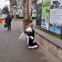 У Тернополі склали адмінпротокол на жінку, яка жебракувала з дитиною на руках