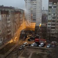 У Тернополі в багатоповерхівці вже довший час не можуть погасити пожежу в квартирі