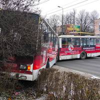 ДТП на Степана Бандери: тролейбус врізався у паркан, рух проспектом ускладнений. ФОТО
