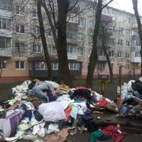 Просто без слів. У Тернополі після смерті власниці квартири спадкоємці викинули все її добро на вулицю. ФОТО