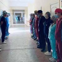 Фото дня: Львівські лікарі віддають останню шану 47-річній донорці органів.