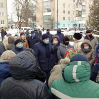 Дістало! У райцентрі на Тернопільщині обурені люди вийшли на мітинг