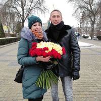 Став на коліно і подарував каблучку: у центрі Тернополя молодий хлопець освідчився коханій (фото)
