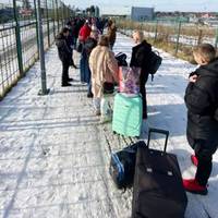 Стоять на морозі по 8-10 годин в черзі: жителі Тернопільщини повертаються на заробітки у Польщу (фото)