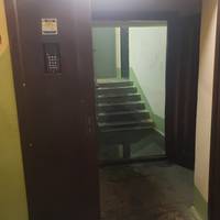 Повністю затоплений підвал і вхід у під`їзд : мешканці будинку на Симоненка скаржаться на байдужість ЖКГ. Фото