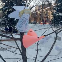 Білосніжні паперові ангели прикрасили дерева у волонтерському сквері Тернополя. ФОТО