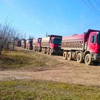 Урвався терпець: на Тернопільщині місцеві жителі перекрили дорогу вантажівкам (фото)