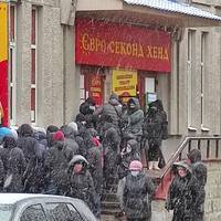 Карантин по-тернопільськи: біля одного з місцевих секонд-хендів — величезна черга