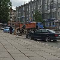 Вантажівка заблокувала одну з центральних вулиць Тернополя